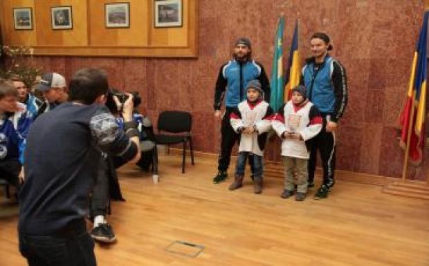 Dedikált korongokat kaptak a csíki kis hokisok a nagyoktól