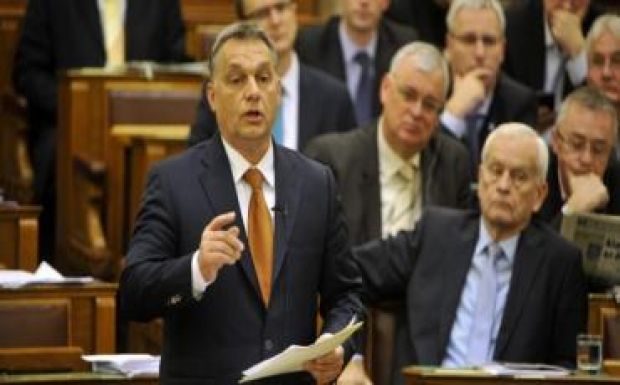 Orbán nem hajlandó „Romániát csinálni Magyarországból”