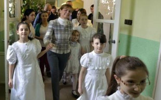 Tizenkilenc tonna lisztet vitt a kárpátaljai árváknak Herczegh Anita