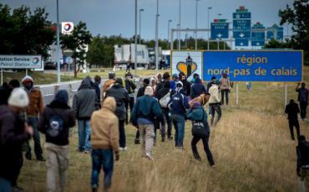 Menekültek rohamozták meg a Csalagutat