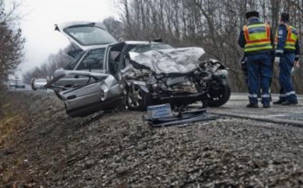 Két kamionnal ütközött egy román autó Magyarországon, egyik utasa meghalt