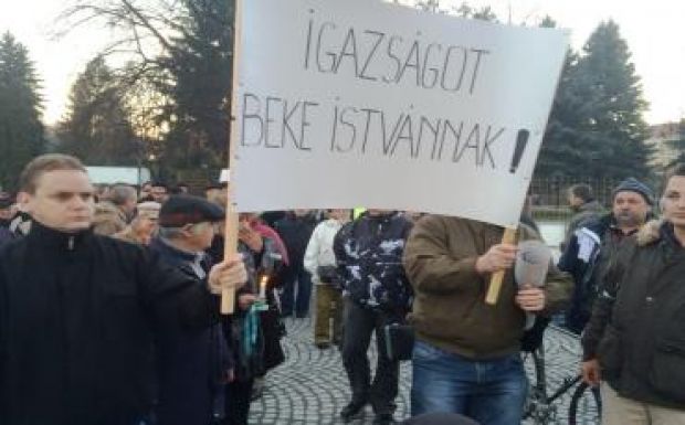 Beke István mellett tüntettek Sepsiszentgyörgyön