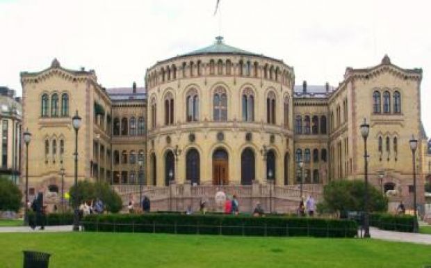 Helikoptert is bevetettek a norvég parlamentbe betörő részeg férfi felkutatására