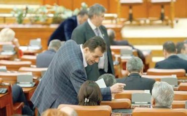 Hivatalos: különnyugdíjat kapnak a képviselők és a szenátorok