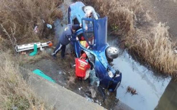 Év végi csoda Háromszéken: túlélték a hídról lezuhanó autó utasai
