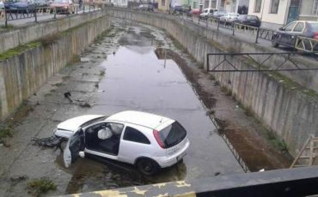 Bizarr baleset Marosvásárhelyen: személygépkocsi zuhant a Poklos-patakba