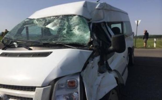 Román mikrobusz balesetezett Pest közelében 