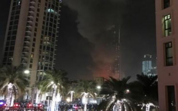 Felhőkarcoló kapott lángra Dubajban