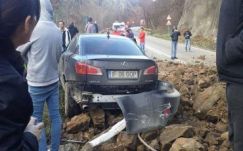Majdnem agyonütöttek egy autóst a lehulló szikladarabok az Olt völgyében