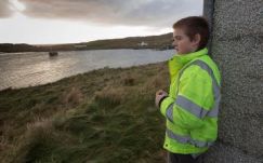 Egy óceáni szigeten él a legmagányosabb kisfiú