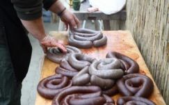 Bódítás nélkül vágják a disznót Székelyföldön