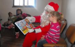 Mosolygó Mikulás várja a gyerekeket a marosvásárhelyi várban