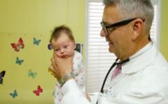 Megtalálta egy orvos a babasírás kikapcsológombját