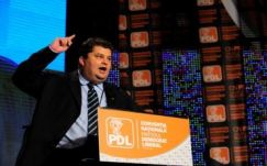 Két év börtönre ítélték a grillcsirkével kampányoló képviselőt