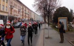 Félezer Mikulás futott Marosvásárhely főterén