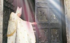 Kitárta a szent kaput Ferenc pápa a rászorulók előtt