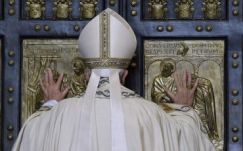 Ferenc pápa kitárta a Szent Péter-bazilika szent kapuját