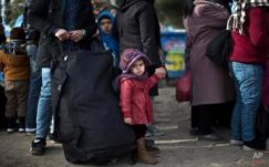 Athénba szállítják a görög-macedón határon rekedt menekülteket