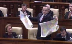 Széttépték a Nagy-Románia térképet a moldovai parlamentben