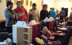 Rendhagyó bababútor-kiállítással zárta az évet az unitáriusok kézműves csapata