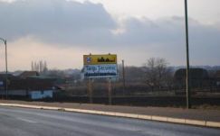 Kihúzták Kézdivásárhely helységnévtáblájáról a magyar megnevezést