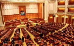 Megszavazták különnyugdíjukat a képviselők és a szenátorok