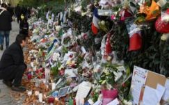 Összegyűjtik, megőrzik és digitalizáljak a párizsi merényletek emléküzeneteit 