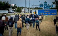 Menekültek rohamozták meg a Csalagutat