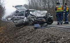 Két kamionnal ütközött egy román autó Magyarországon, egyik utasa meghalt