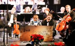 Filharmóniai előadást ajándékozva kisfiúknak segített a Novák-gála