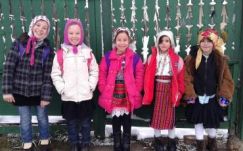 „Jézuska a jeszlába, ott van a bubeska …” - magyarórát hallgattunk Lujzikalagorban