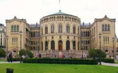 Helikoptert is bevetettek a norvég parlamentbe betörő részeg férfi felkutatására