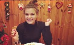 Karácsonyra kigömbölyödött Csobot Adél pocakja