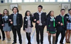 Kötelező egyenruhával óvnák a rövid szoknyás diáklányokat a fiúk tekintetétől