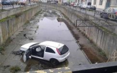 Bizarr baleset Marosvásárhelyen: személygépkocsi zuhant a Poklos-patakba