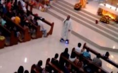 Légdeszkán gurulva hirdetett igét egy pap, felfüggesztette az egyház