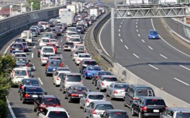Tízkilométeres dugók alakultak ki a japán utakon