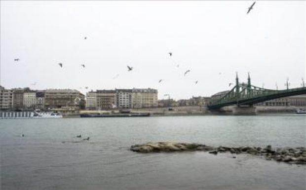 Nagyon alacsony a Duna szintje Budapestnél, kilátszik az Ínség-szikla