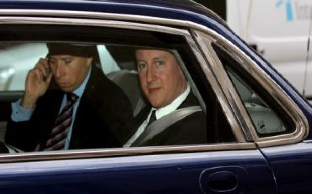 Budapestre látogat David Cameron, feje tetejére áll a város