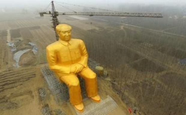Máris lebontották a gigantikus aranyszínű Mao-szobrot