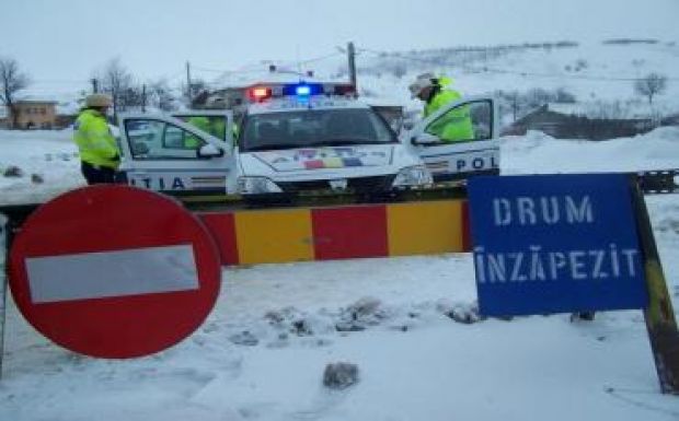 Továbbra is súlyos közlekedési gondokat okoz a havazás