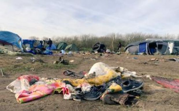 Buldózerekkel bontják a calais-i menekülttábort