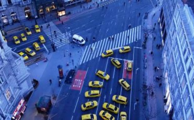 Útlezárással tiltakoztak Budapesten a taxisok az Uber szolgáltatás ellen