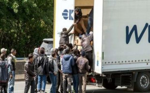 Embercsempészekkel együttműködő erdélyi bűnszövetkezetet lepleztek le