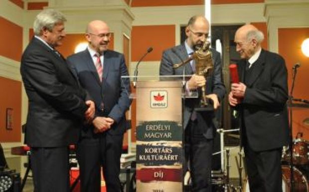 Erdélyért életműdíjat adtak át Egyed Ákos történésznek Kolozsváron