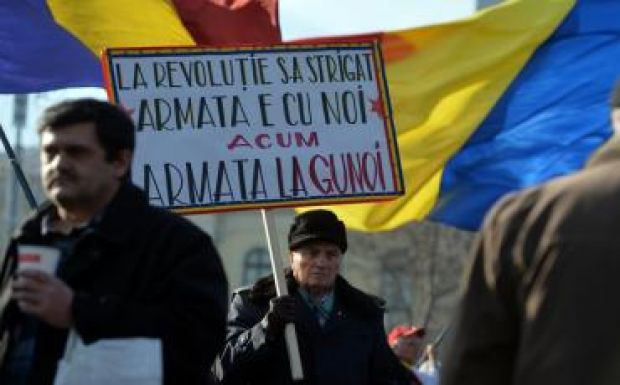 Szolgálati nyugdíjukkal elégedetlen katonák tüntettek Bukarestben