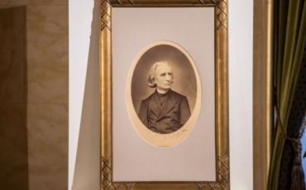 Bemutatták Budapesten Liszt Ferenc dedikált portréját