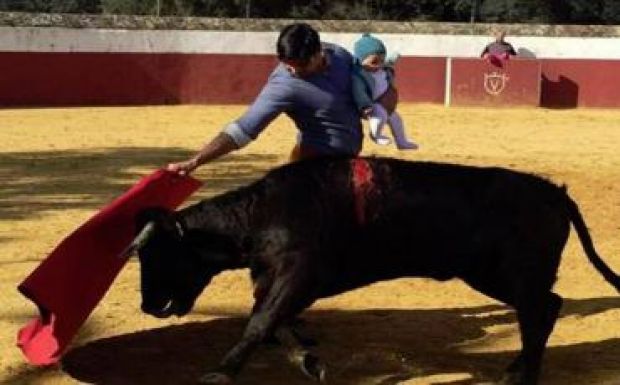 Öt hónapos kislányával a karján gyakorolt egy torreádor 