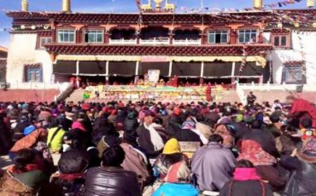 Több száz tibeti imádkozott a dalai láma gyógyulásáért Kínában