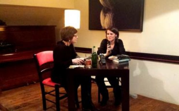 Két írónő egy hatalmas csók alatt